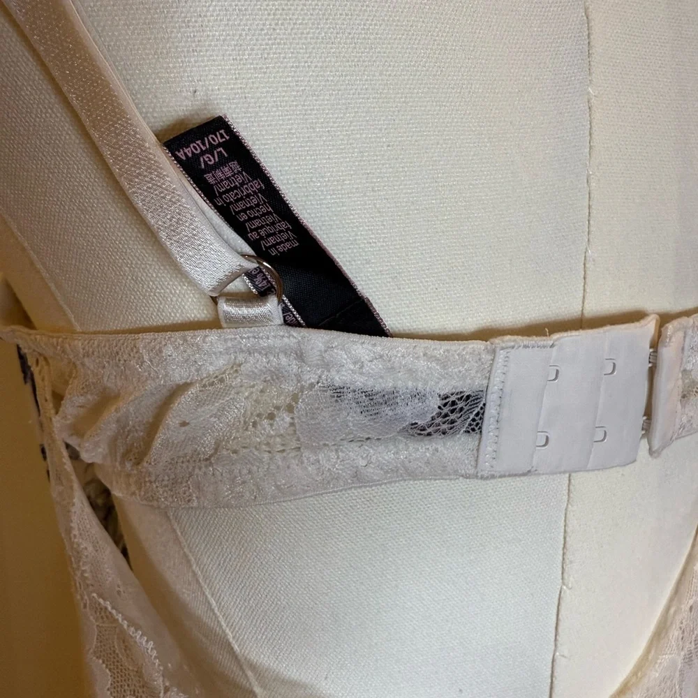 Victoria's Secret Elegant White and Navy Chemise - Picture 4 of 4